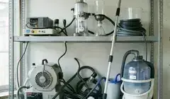 清掃備品の棚